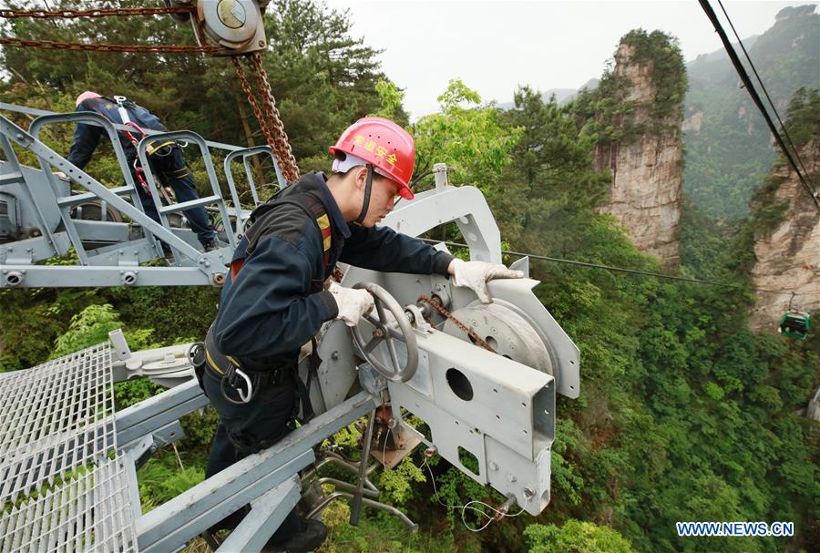 #CHINA-HUNAN-ZHANGJIAJIE-TOURISM-CABLE CAR TECHNICIAN (CN)