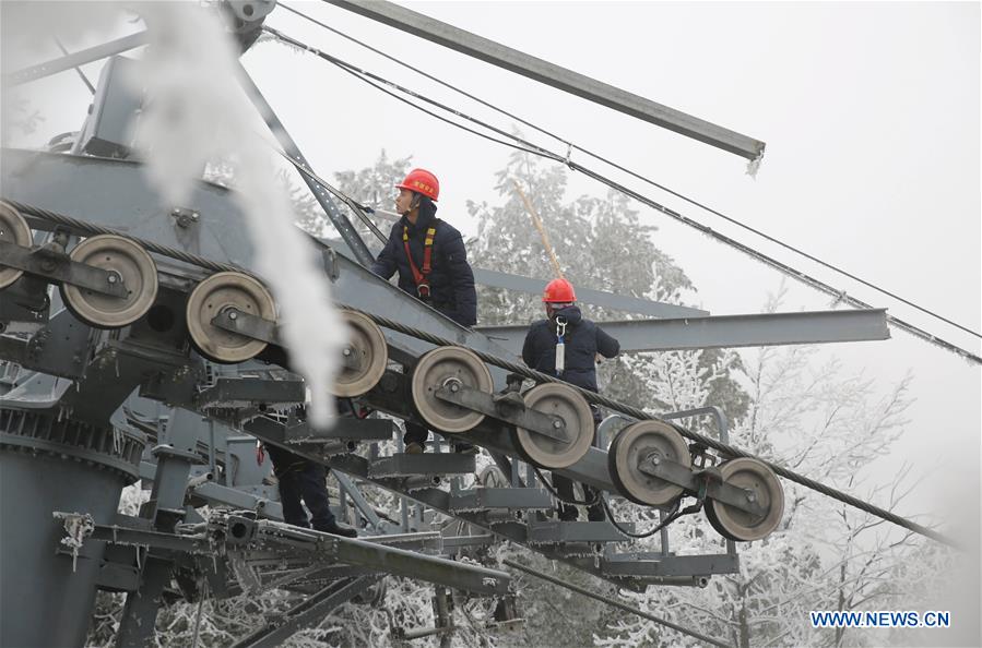 #CHINA-HUNAN-ZHANGJIAJIE-TOURISM-CABLE CAR TECHNICIAN (CN)