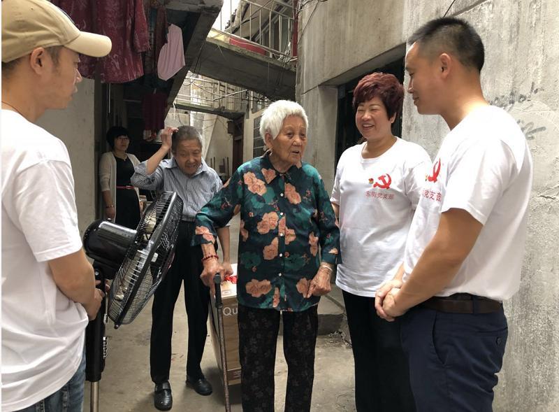 江西贵溪雄石街道开展"在职党员进社区"活动