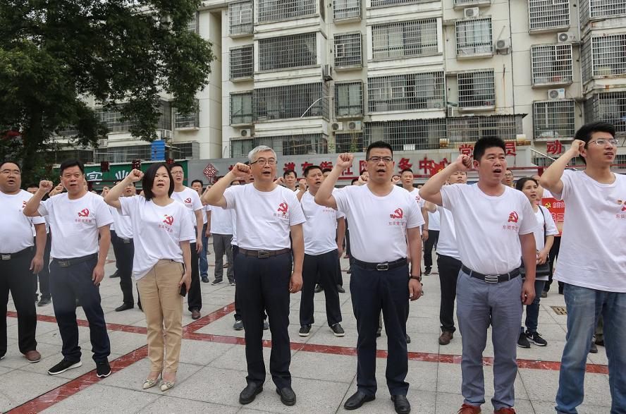 江西贵溪雄石街道开展"在职党员进社区"活动