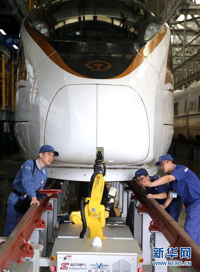 （社會）（1）動車組檢測機器人在上海投入使用