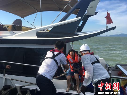 一快艇珠江口遇险 海事部门救起全部12人
