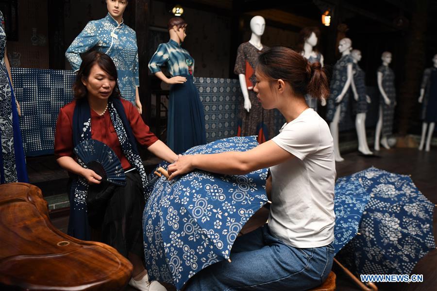 CHINA-HUNAN-SHAOYANG-BATIK CLOTHING-POVERTY ALLEVIATION (CN)