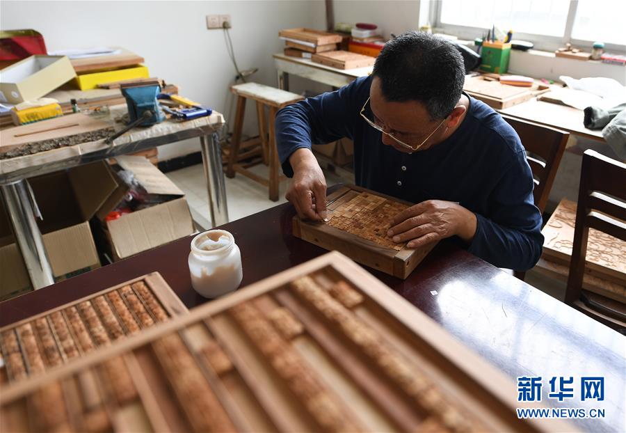 （社会）（2）雕版印刷大师陈义时：毕生守祖艺 “拳刀”传非遗
