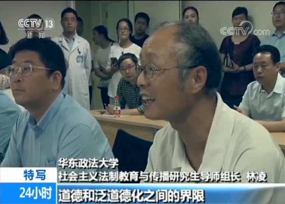 研三女生遇车祸 一场病房里的论文答辩 用坚毅撑起梦想