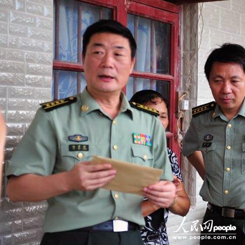 资料照片:2014年8月,徐贵祥重返战场麻栗坡.(照片由嘉宾本人提供)