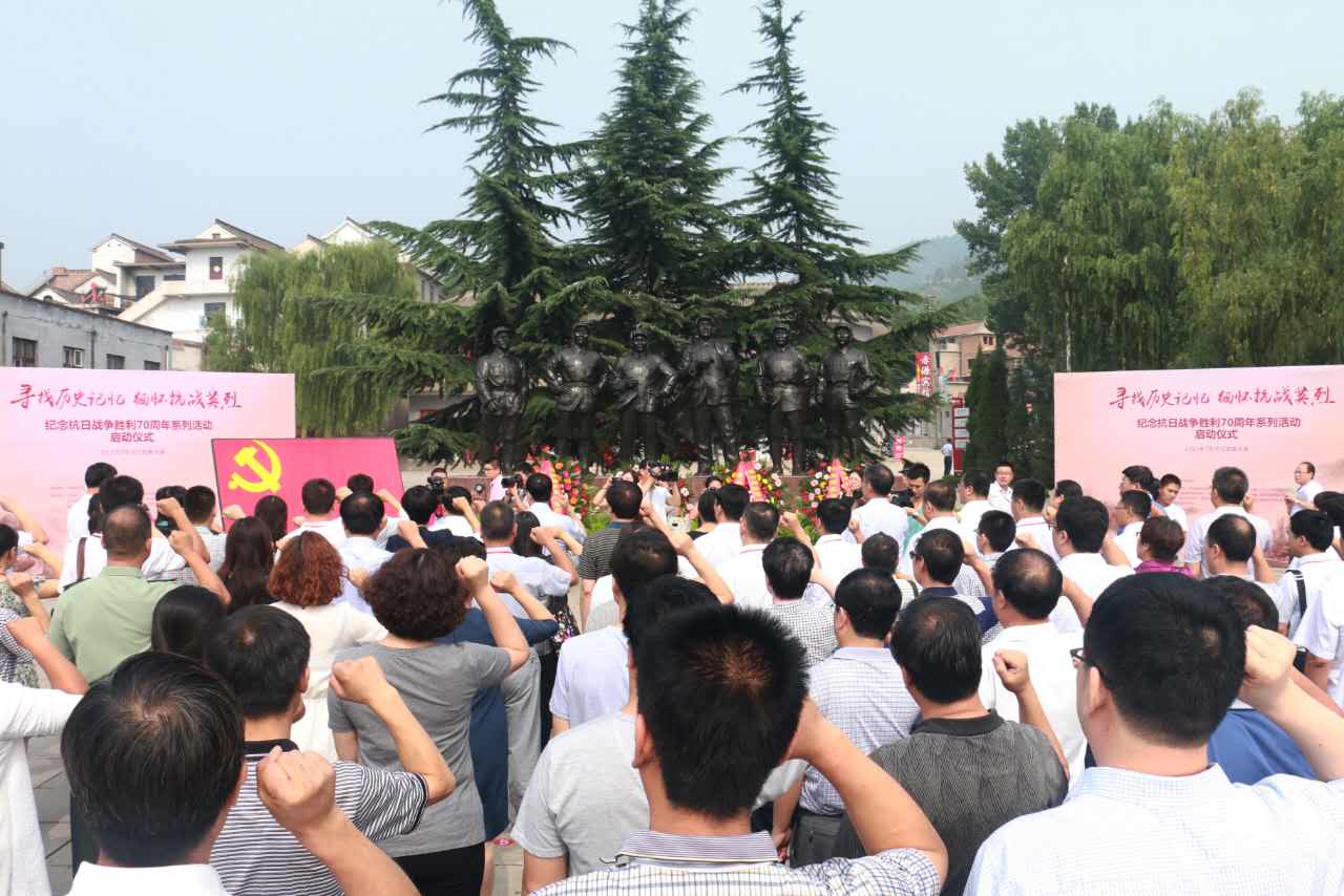 参加启动仪式的全体党员在党旗下宣誓,重温入党誓词(陆加杰 摄)