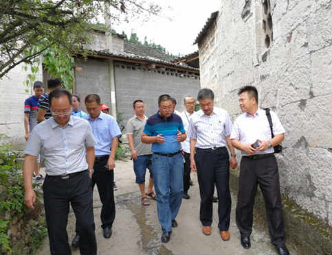何丕洁一行到兴仁县新龙场何家大院考察