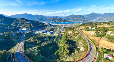 湖北秭归:山乡公路景色美