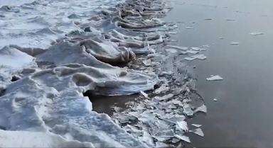 黑龙江:兴凯湖流冰期现“冰浪”
