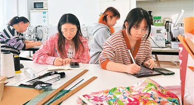 缝纫在年轻人中重新流行