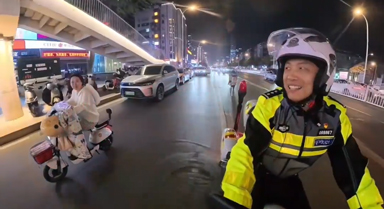 骑警深夜巡逻,一路“碎碎念”式劝导