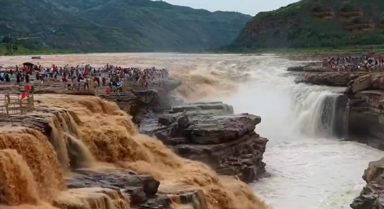 黄河壶口瀑布现“半清半浊”独特景观