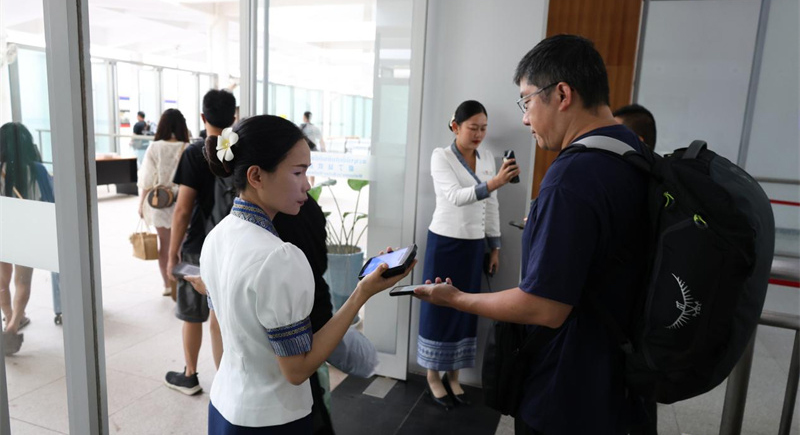 中老铁路首开早间磨丁至万象城际列车