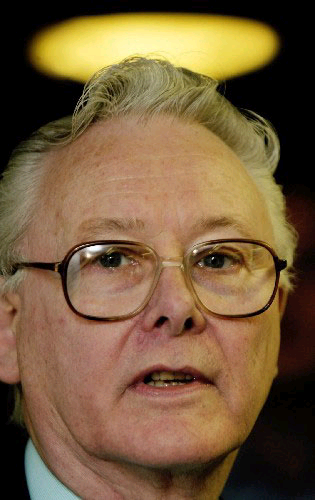 生理学或医学奖后,英国科学家彼得·曼斯菲尔德在诺丁汉大学发表演说