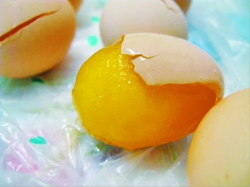 洛阳街头假鸡蛋 "像皮筋,嚼不烂"