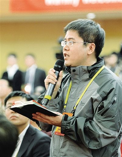 本报记者马志刚在提问.记者 赵晶摄