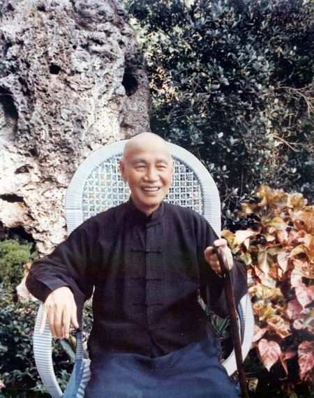 蒋介石拄着手杖,坐在竹椅上,留下这祯台湾人熟知的照片.