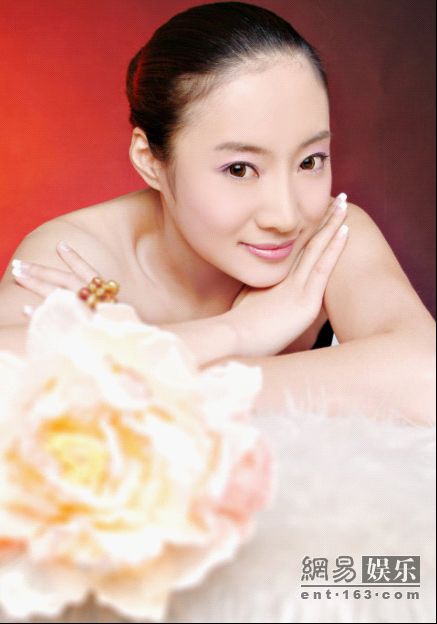 冯一非自称不适应演艺圈 甘当"美女编剧"