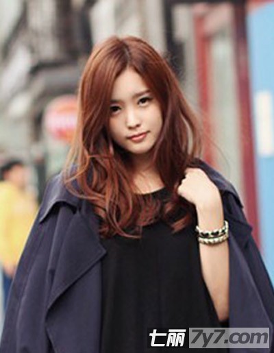 2013韩式女生长发烫发发型 轻松塑造甜美优雅女