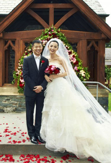 姚晨曹郁幸福完婚 公公赞其"镜外飞来一丽娥"
