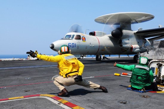 组图:从起飞助理手势看航母舰载机起飞【15】