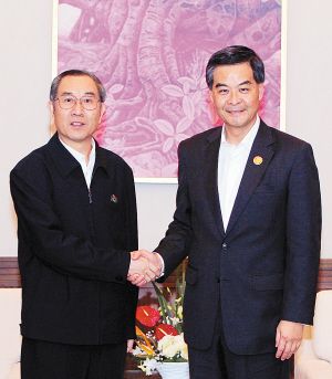 马飚会见香港特别行政区行政长官梁振英