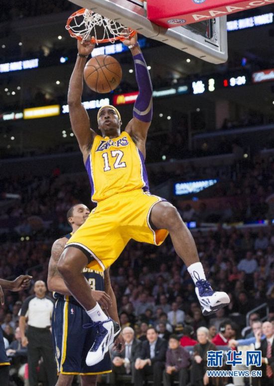 "大猩猩灌篮" 11月27日,湖人队球员霍华德在比赛中扣篮得分.