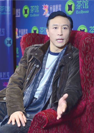 在细细啜饮的同时,王洛勇将演戏心得,对戏剧的感悟,情牵儿女家人的