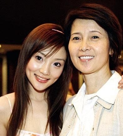 李小璐女儿"肠绞痛" 盘点和妈妈撞脸的明星【3】