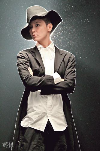 何韵诗"爷们"照曝光 穿黑大衣似街头老大(图)