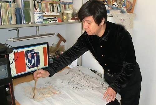 王大鹏正在创作漫画