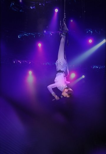 杨丞琳香港开唱倒吊献唱惊艳全场图