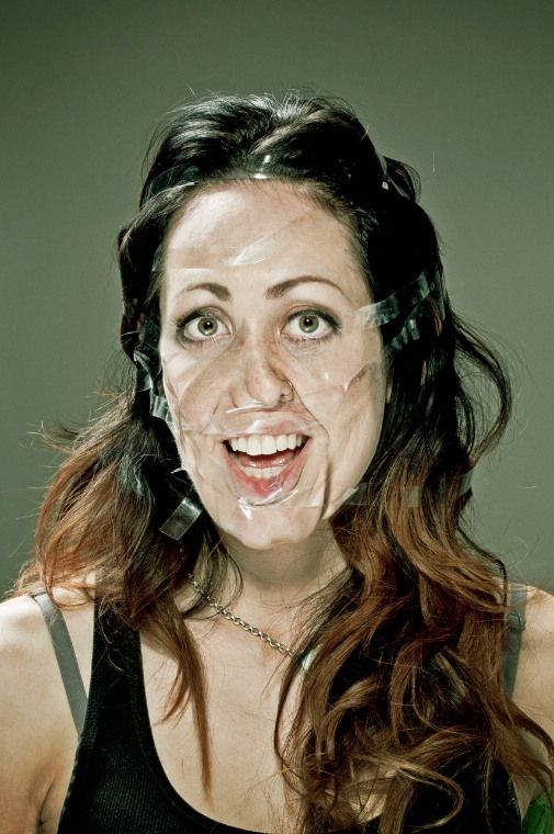 艺术家胶带贴脸颊如僵尸附身一般【29】