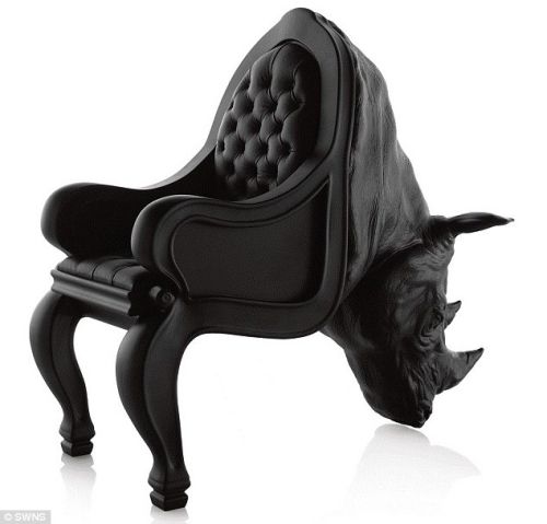 椅子呈黑色,由高密度的聚氨酯与金属制成.