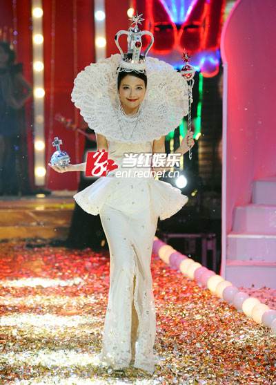 杨乐乐新节目钻石礼服亮相 女王造型艳压朱丹柳岩