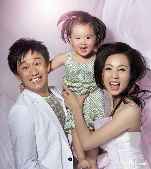 曝黄奕女儿六连拍萌照 盘点娱圈辛苦辣妈(图)