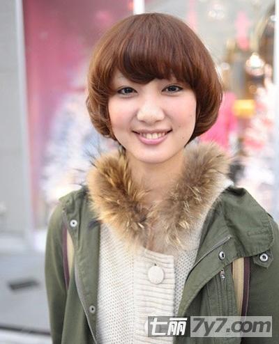 可爱,两侧内扣的短发使整款发型更加饱满柔和,非常合适学院女生