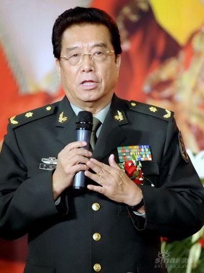 李双江25日现身军艺考场 不时用手捂头