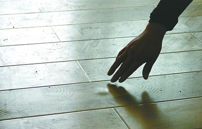 济南市民新房装修 刚铺上新地板就鼓泡了