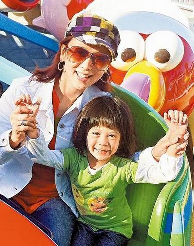 翁虹女儿近照曝光小水晶顽皮获封九鼎公主