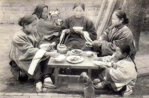 这是一组中国旧社会时期,外国明信片上的晚清妇女形象照.