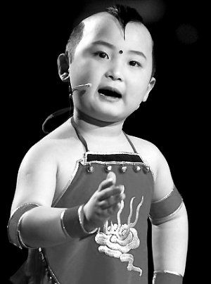 春晚童星邓鸣贺获捐200万善款 因化疗剃光头大哭