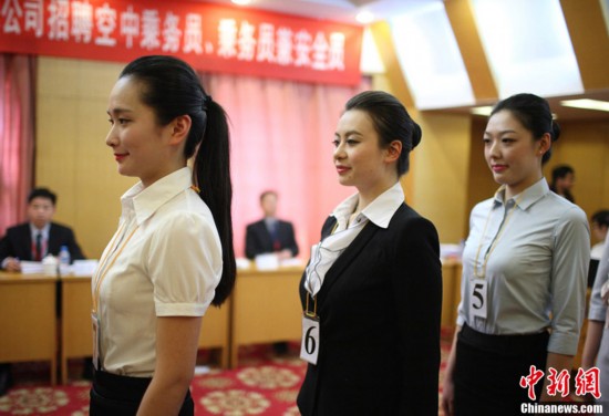 应聘者在参加面试环节.泱波 摄