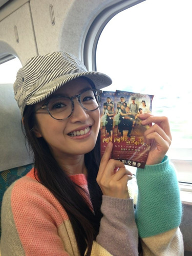 林依晨晒素颜自拍照戴无框眼镜皮肤白皙清透图