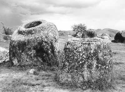 老挝的石缸阵享誉世界,这里遍布著大大小小的类似大水缸形状的