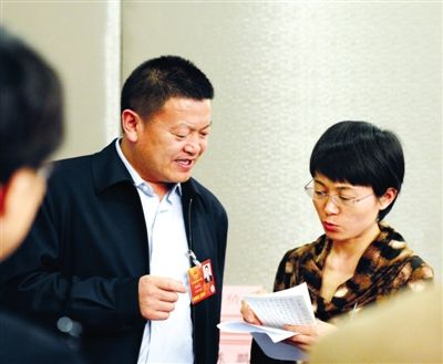 宁夏日报记者采访马汉成(左)代表.