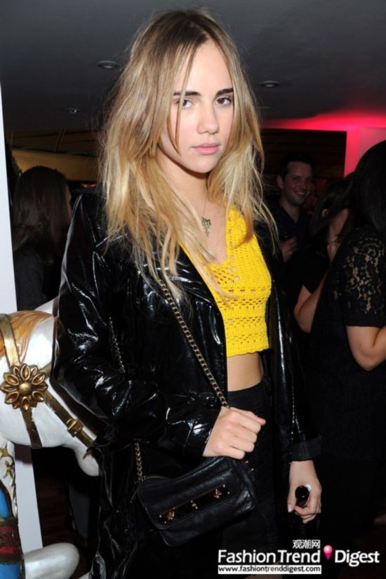 偷师嫩模suki waterhouse 时尚造型演绎青春梦幻