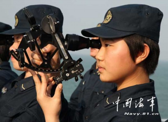 ""井冈山"舰驾驶室内,女操舵兵吴桐一边回复指挥员口令一边转动舵盘,"