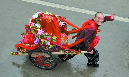 男子拉架子车迎娶新娘 称自己做车低碳环保